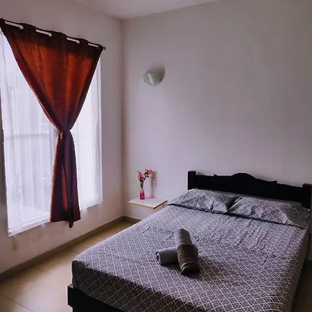 M&M Caribbean Hideaway, Habitación privada en casa compartida